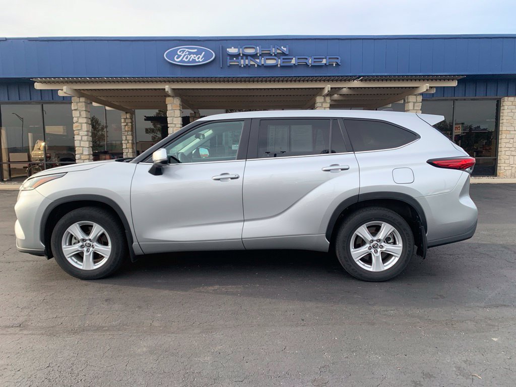 Used 2023 Toyota Highlander LE FWD image 6