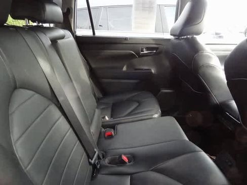 Used 2021 Toyota Highlander XLE image 10