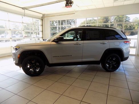 New 2025 Jeep Grand Cherokee Limited w/ Luxury Tech Group II RWD image 7