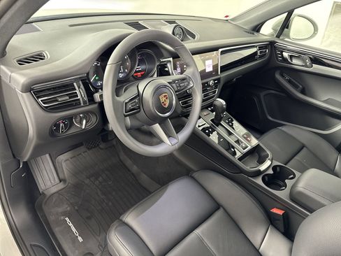 Certified 2025 Porsche Macan image 4