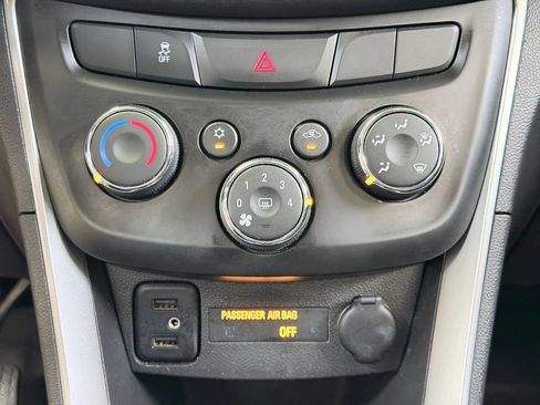 Used 2020 Chevrolet Trax LT w/ LT Convenience Package FWD image 43