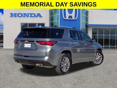 Used 2023 Chevrolet Traverse Premier FWD image 3