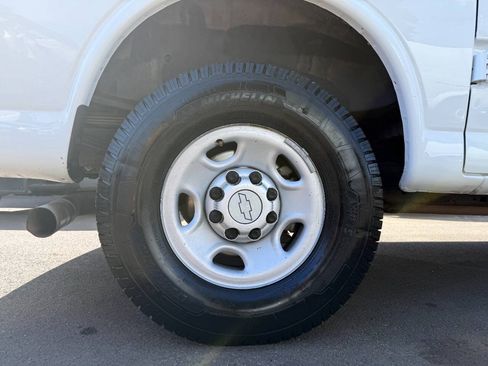 Used 2016 Chevrolet Express 2500 RWD image 36