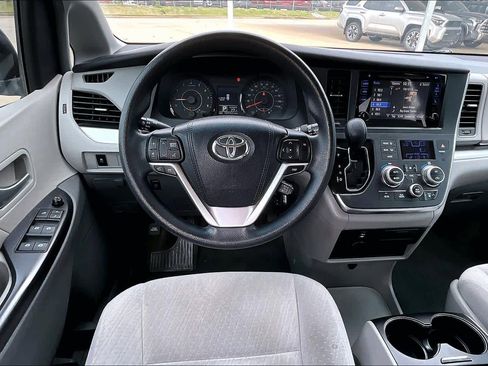 Used 2015 Toyota Sienna LE image 5