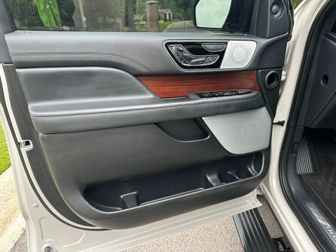 Used 2023 Lincoln Navigator Reserve AWD/4WD image 9