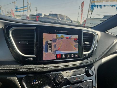 Used 2024 Chrysler Pacifica Limited FWD image 30