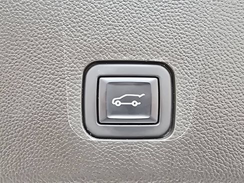 Used 2023 Chevrolet Traverse High Country FWD image 16
