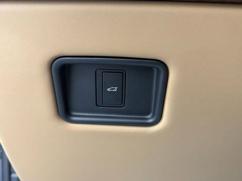 New 2025 Land Rover Range Rover Long Wheelbase SE image 39