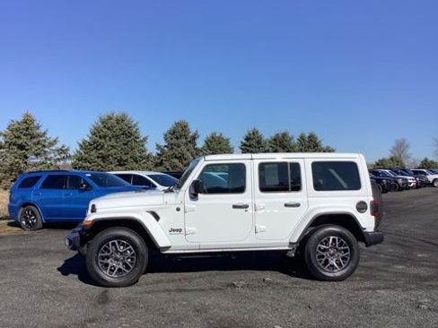 Certified 2025 Jeep Wrangler Sahara w/ Technology Group image 8