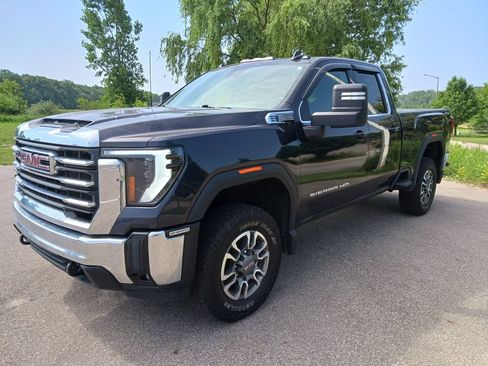 Used 2024 GMC Sierra 2500 SLE w/ SLE Value Package AWD/4WD image 2