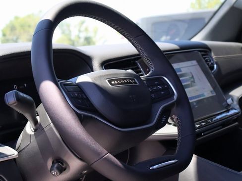 New 2025 Jeep Wagoneer L Series II w/ Premium Group I image 26