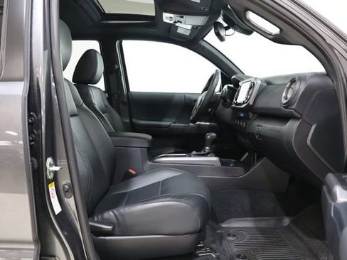 Used 2020 Toyota Tacoma TRD Sport w/ TRD Premium Sport Package AWD/4WD image 34