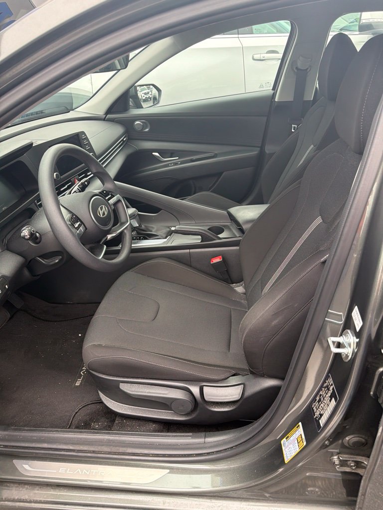 Used 2025 Hyundai Elantra SE FWD image 8