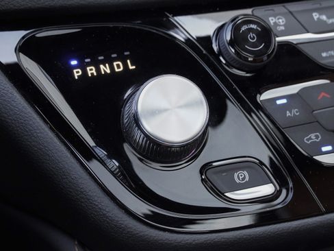 Used 2023 Chrysler Pacifica Pinnacle FWD image 28
