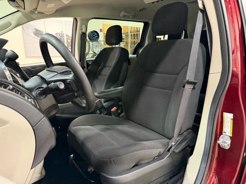 Used 2019 Dodge Grand Caravan SE image 36