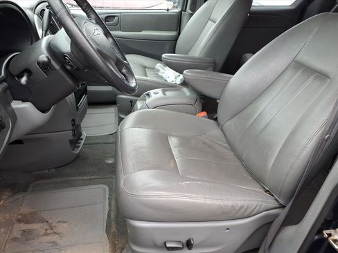 Used 2005 Chrysler Town & Country Touring w/ Leather Interior Group image 10