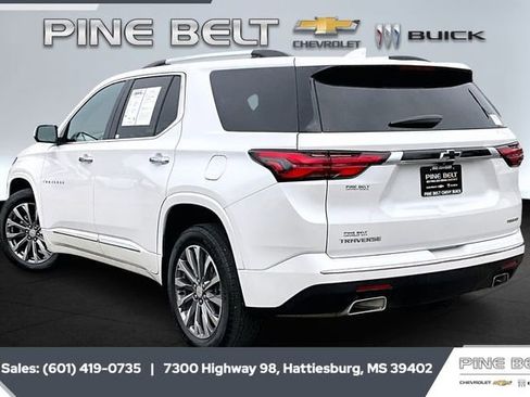 Used 2023 Chevrolet Traverse Premier image 2