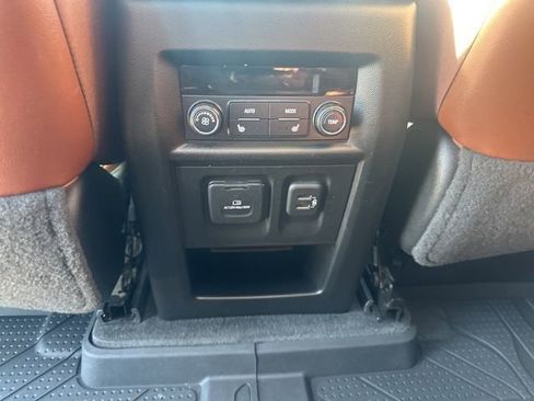 Used 2021 Chevrolet Traverse High Country image 27