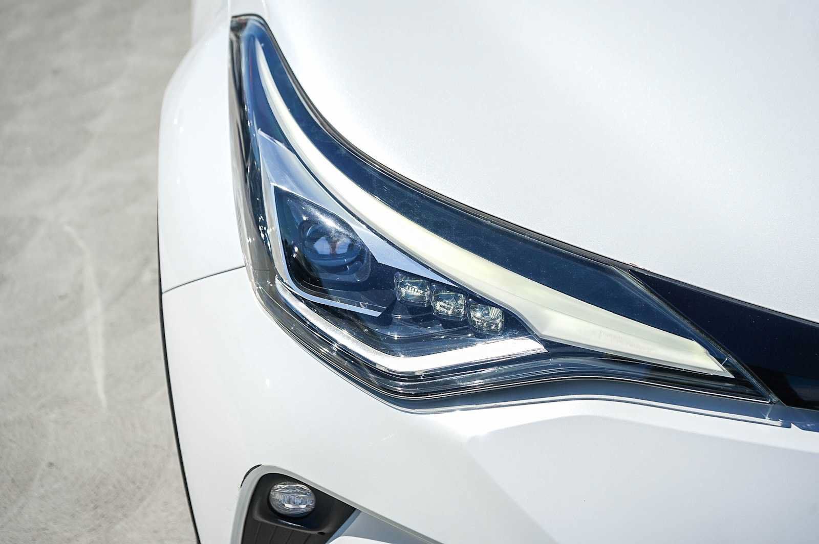 Used 2022 Toyota C-HR Limited FWD image 4