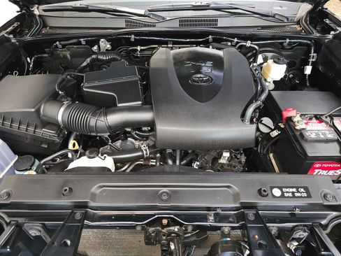 Used 2019 Toyota Tacoma SR5 AWD/4WD image 9