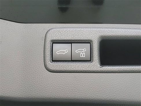 Used 2024 Toyota Venza XLE image 12