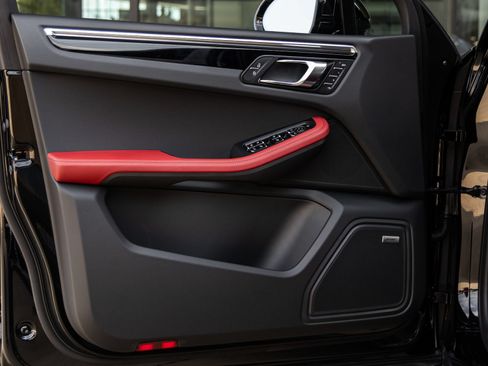 Certified 2025 Porsche Macan AWD/4WD image 19
