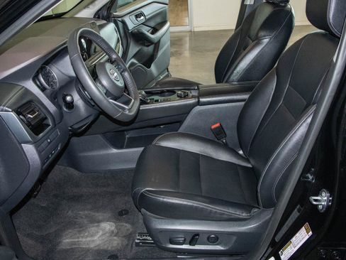 Used 2023 Nissan Rogue SL w/ SL Premium Package image 8