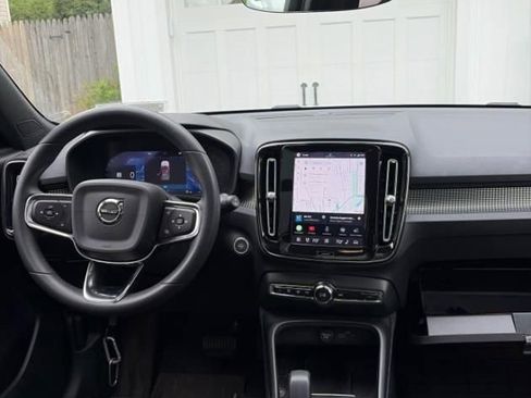 Used 2023 Volvo XC40 B5 Plus w/ Protection Package Premier AWD/4WD image 3