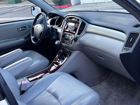 Used 2005 Toyota Highlander 2WD V6 w/ 3rd Row image 17