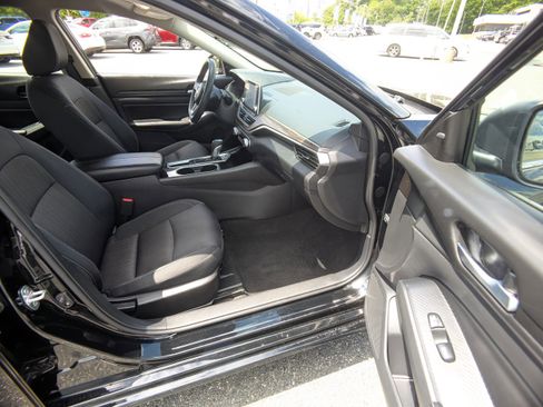 Used 2024 Nissan Altima 2.5 SV FWD image 12