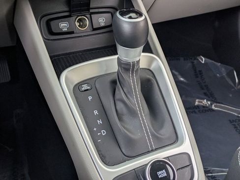 Used 2025 Hyundai Venue SEL image 14