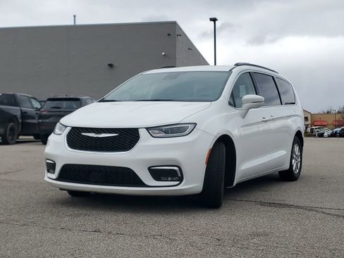 Used 2022 Chrysler Pacifica Touring-L image 4