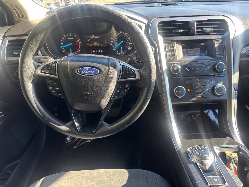 Used 2017 Ford Fusion SE FWD image 9