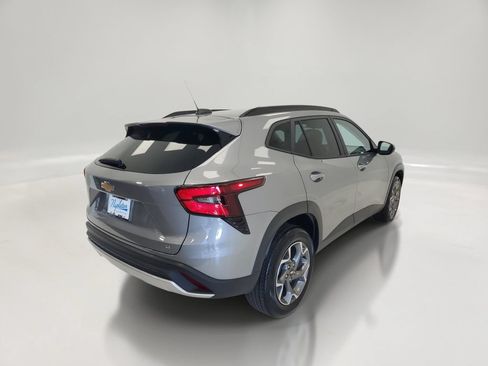 Used 2025 Chevrolet Trax LT w/ LT Convenience Package FWD image 5