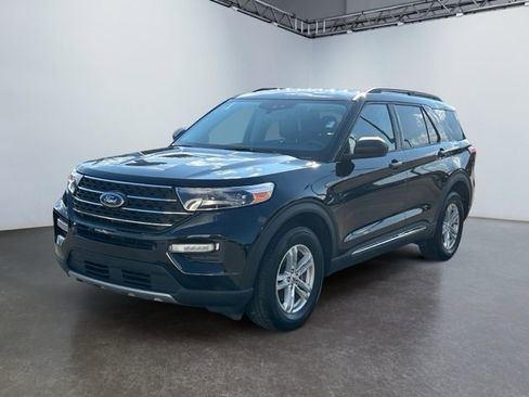 Used 2022 Ford Explorer XLT w/ Equipment Group 202A image 8