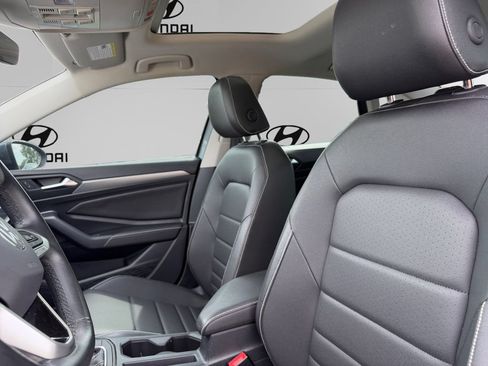 Used 2024 Volkswagen Jetta SE FWD image 9
