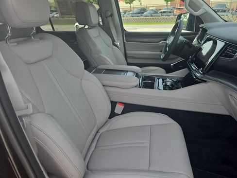 Used 2024 Jeep Wagoneer Series II AWD/4WD image 10