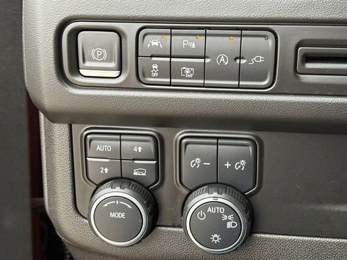 Used 2022 Chevrolet Suburban RST w/ Luxury Package image 19