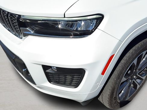 Used 2021 Jeep Grand Cherokee L Overland w/ Luxury Tech Group IV AWD/4WD image 9