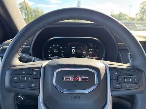 Used 2024 GMC Yukon SLT w/ SLT Luxury Package AWD/4WD image 12