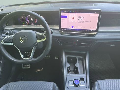 Used 2025 Volkswagen Tiguan SE R-Line image 18