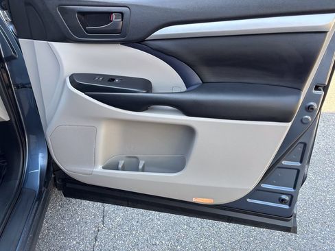 Used 2019 Toyota Highlander Plus AWD/4WD image 29