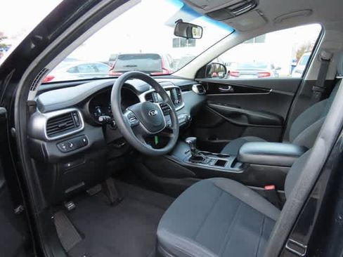Used 2019 Kia Sorento LX image 2