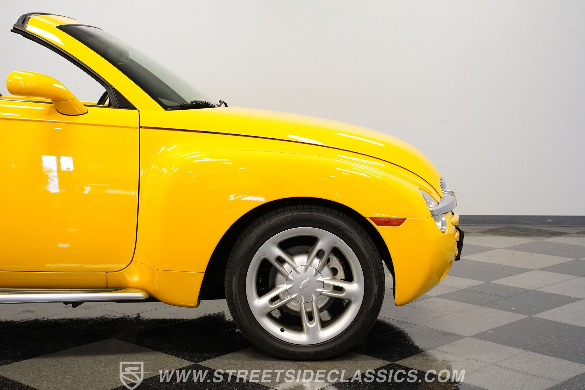 Used 2004 Chevrolet SSR w/ Preferred Equipment Group RWD image 31