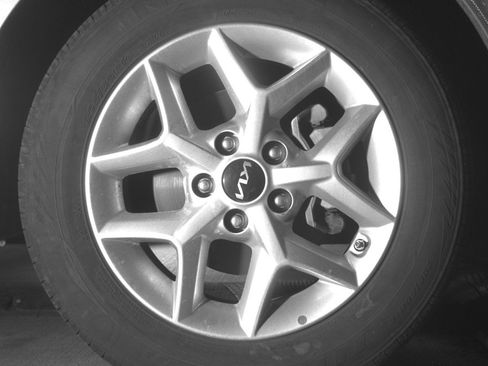 Used 2025 Kia Soul LX w/ LX Technology Package FWD image 13