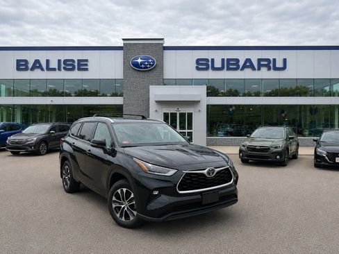 Used 2022 Toyota Highlander XLE AWD/4WD image 1