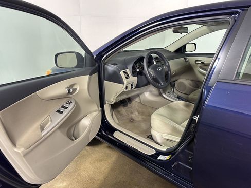 Used 2011 Toyota Corolla LE FWD image 2