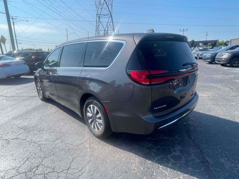 Used 2022 Chrysler Pacifica Touring-L w/ Uconnect Theater Family Group FWD image 5