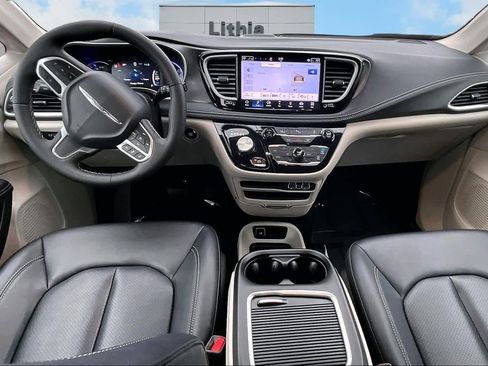 Used 2024 Chrysler Pacifica Select image 10