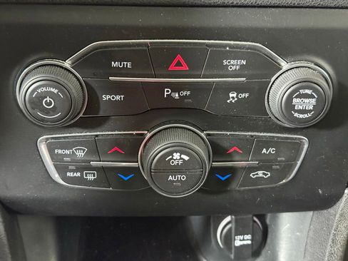 Used 2017 Dodge Charger SXT w/ AWD Plus Group image 16